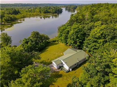 Lakefront Loughborough Lake Cottage-200 acres access to boat launch-Fully furnished&Eco amenities