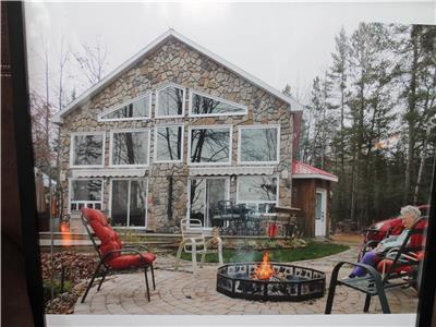 Clean Lake Front Family Cottage/Hot Tub In Shawville, QC.