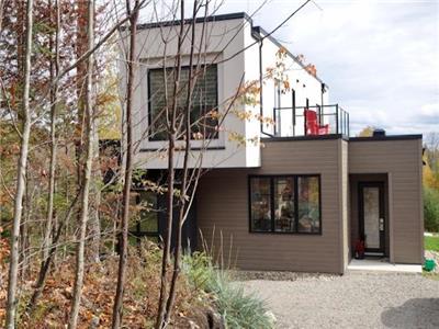 Mont Tremblant  Modern Home! Ski, hike, golf, swim, explore or just relax in nature. PRIVATE HOT TUB