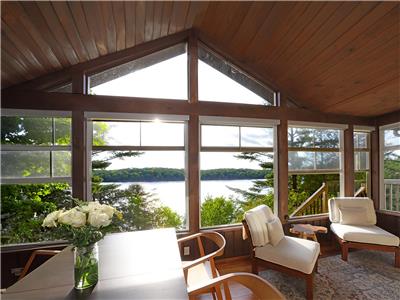 Sunset Serenity: Luxurious Lake House Retreat with Breathtaking Sunset Views. True comfort awaits!