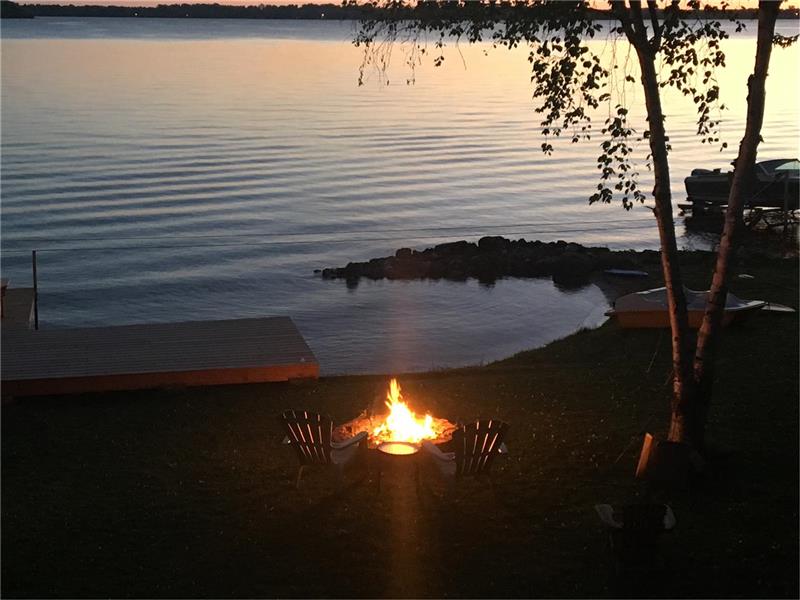 Fenelon Retreat (Cameron Lake - Excellent Waterfront, hot tub!)