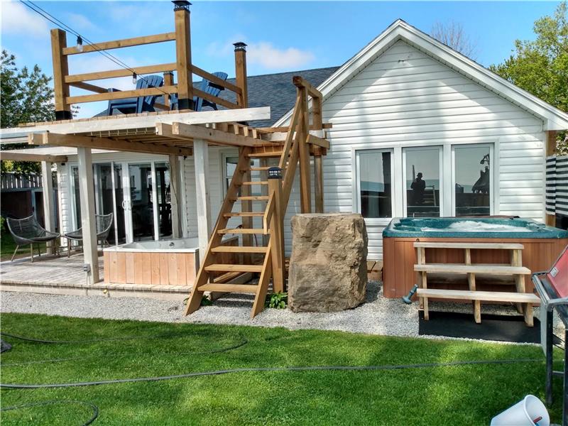 The BEACH HOUSE - Waterfront Cottage Point Pelee