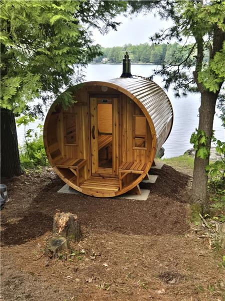 Exceptional Log Cottage, Sauna, Muskoka Room, Sand beach, Sunsets, fishing boat, canoes, kayak, SUP