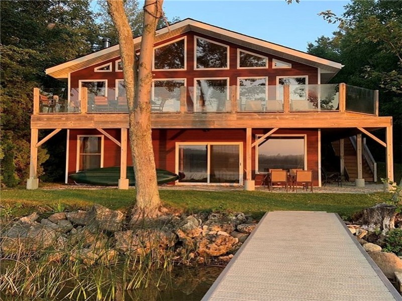 Loon Lodge on the shores of Miller Lake