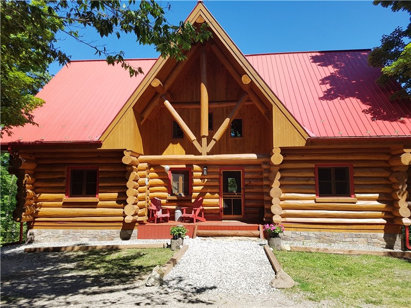 Stafford Bay Cottage, spectacular log home on the Rideau