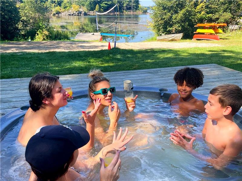 La vie est plus grande quand nous sommes ensemble (spa & sauna, bord du lac, plage de sable, foyers)