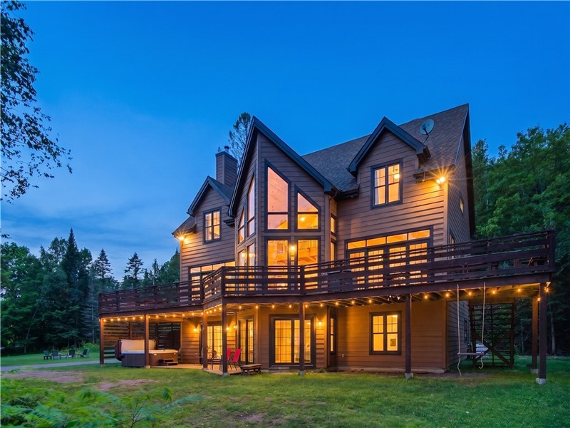 Waterfront Chalet Phoenix on Lake Labelle
