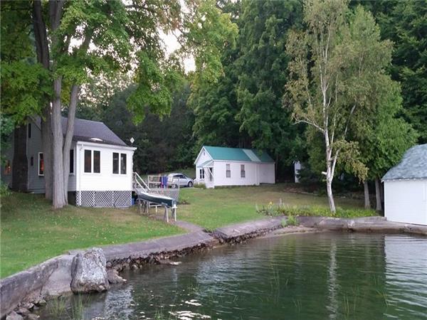Le Chalet des Murphy au Lac Dog : Est de l'Ontario, Bord de l'eau, Cheminée, 2 salles de bains