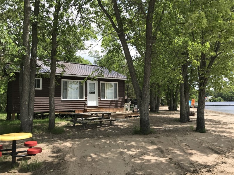 BEACH-WATERFRONT.  Cottages beachfront,shallow entry, use of paddleboats,kayaks,canoes