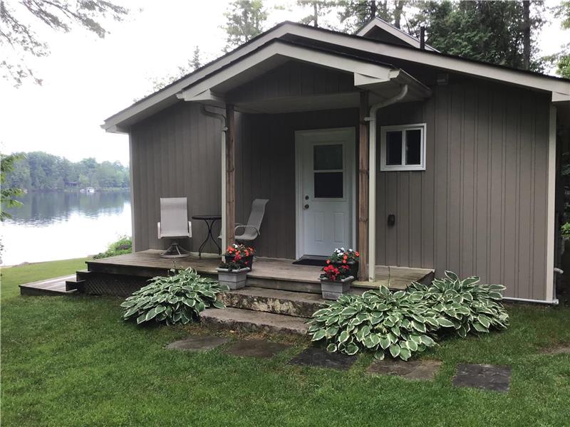 3 BDRM, 2 BATH KAWARTHA WATERFRONT COTTAGE, ONLY 1.5 HRS FROM GTA, SANDY BEACH, AC