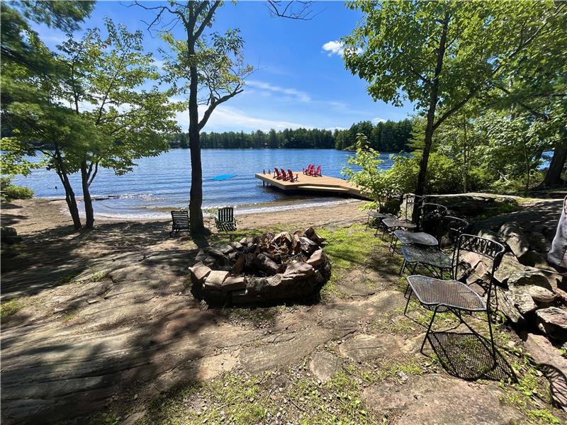 Stunning Lakefront Cottage & Waterfront, Excellent Reviews, Summer 2026 Open