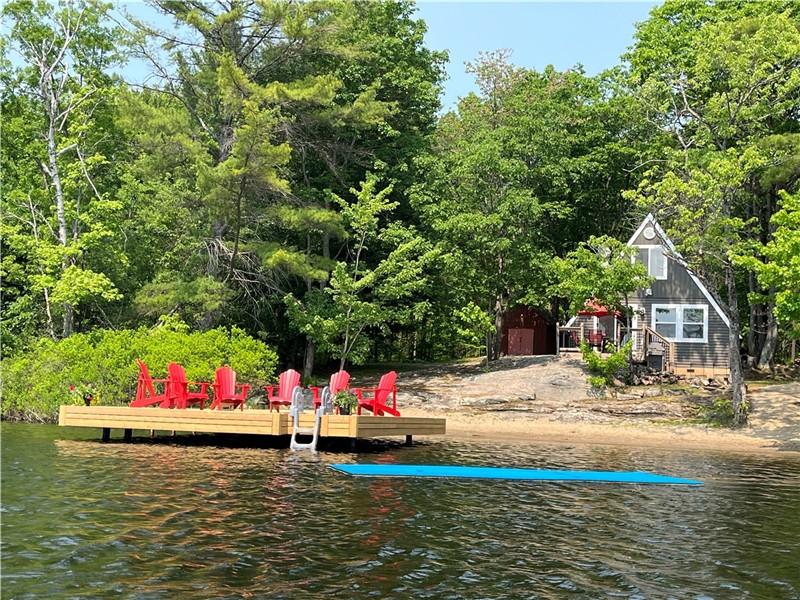 Stunning Lakefront Cottage & Waterfront - Booking Fall 2026