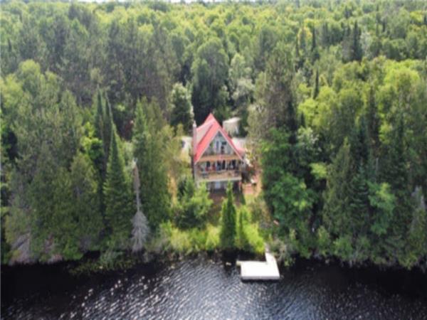 Summerwood Edge: Une escapade relaxante et spacieuse sur un lac entièrement privé - tranquillité et