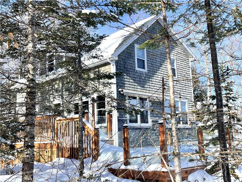 Luxury on Falls Lake, Nova Scotia: Large family spaces, stunning lake views (20 min. to Ski Martock)