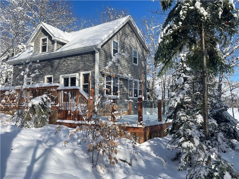 Luxury on Falls Lake, Nova Scotia: Large family spaces, stunning lake views (20 min. to Ski Martock)