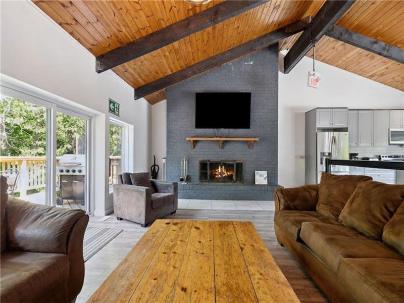 Blue Mountain chalet/cottage with hot tub (pet friendly)