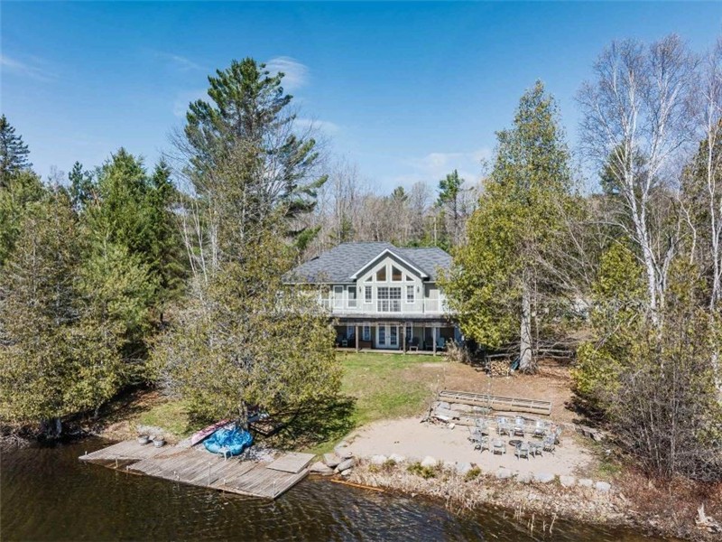 REDUCED RATES - SPRING & SUMMER BOOKINGS AVAILABLE NOW! - Halfmoon Paradise Luxury Lakefront Cottage