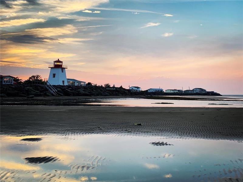 Popular Caissie Cape - 2 minute stroll to a beautiful sandy beach, lighthouse & wharf -well equipped