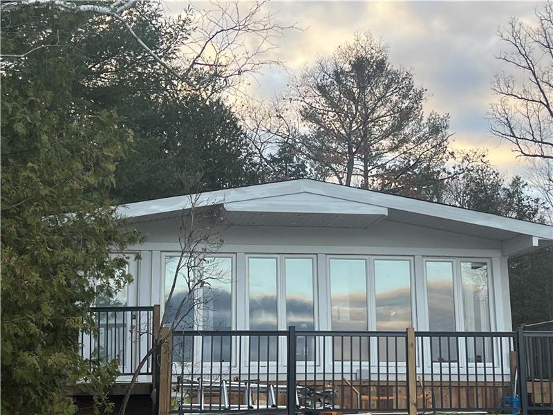 Lake Front Cozy Cottage