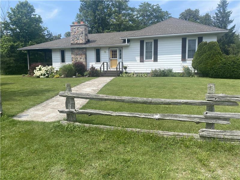 Large cottage. Large property. 4-5 minute walk to beach. Sunday to Sunday. Bayfield area. Lake Huron
