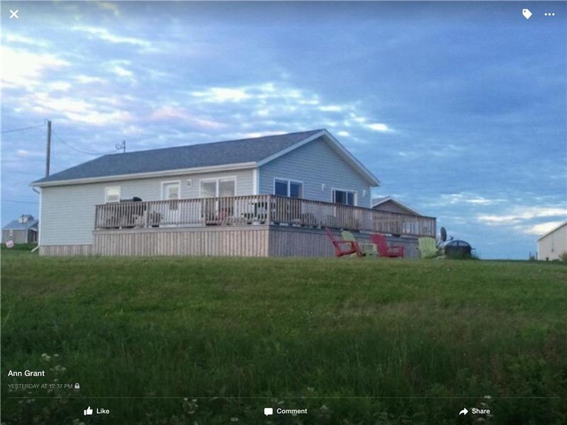Sandstone Cottage, overlooking the Darnley Basin. Beautiful sunsets, close to Thundercove Beach.