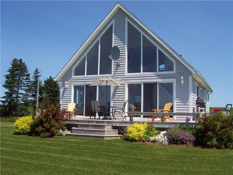 Alexanders Beach House, air conditioned 3 bedroom 4 star Canada Select, directly on the beach