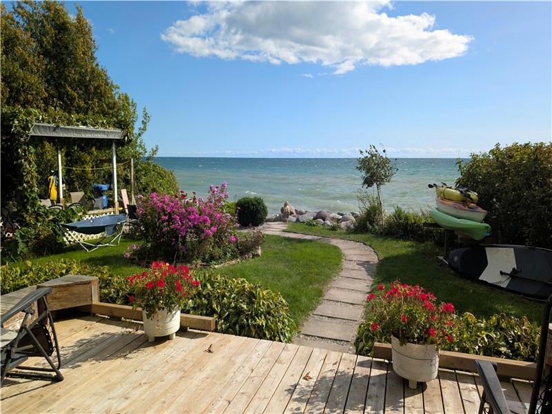 Artistic Waterfront Cottage