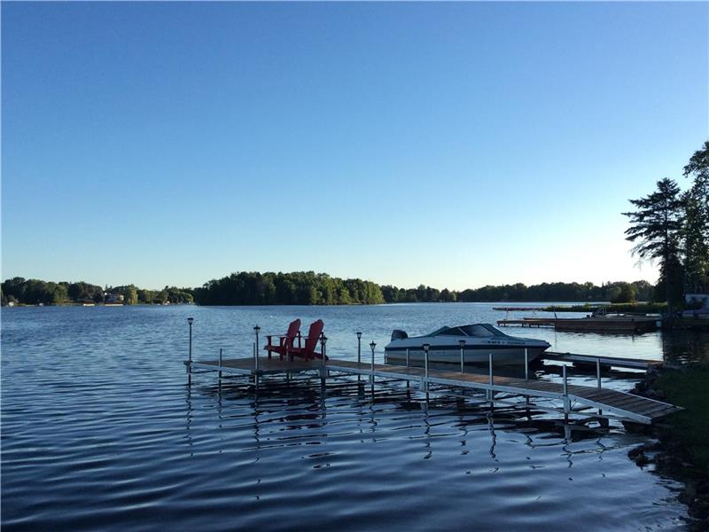 FabulousWaterFront 3 bedrm+2rms Cottage@KawarthaLakes(all season 430ft lot,Dock,AC&WiF,Fireplace)