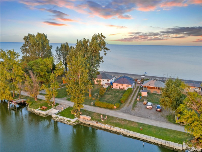 Your own Sandy beach Overlooking Lake Erie and a canal! 3 beds 2 bath newly renovated beach house!