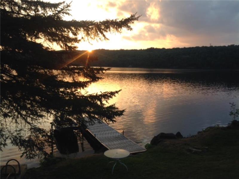 Rebecca's Cozy Waterfront Cottage with Great Swimming Westport Ontario