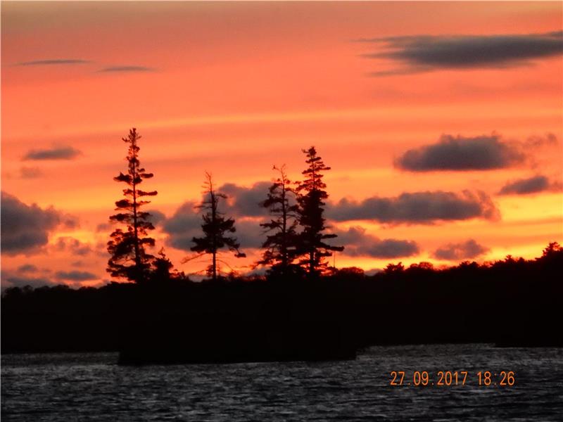 Rustic retreat at Lorimer Lake Resort - The Farmhouse Cabin