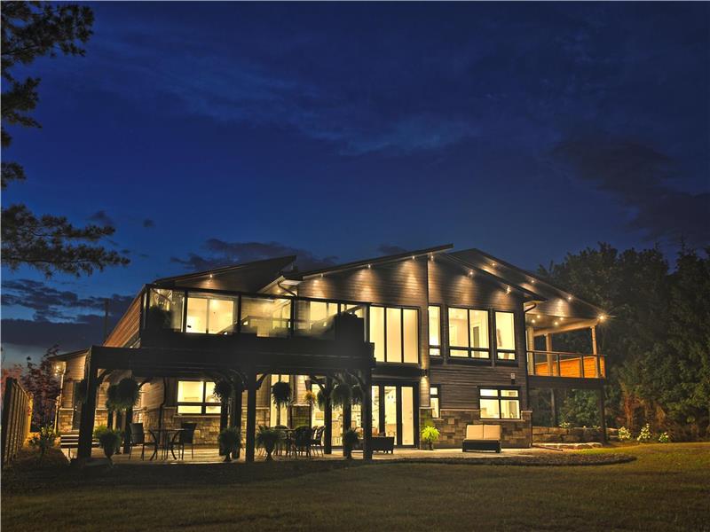 Heron Heights - Waterfront Cottage on Lake Erie, Pool, Hot Tub, Fire Pit, Theatre Room