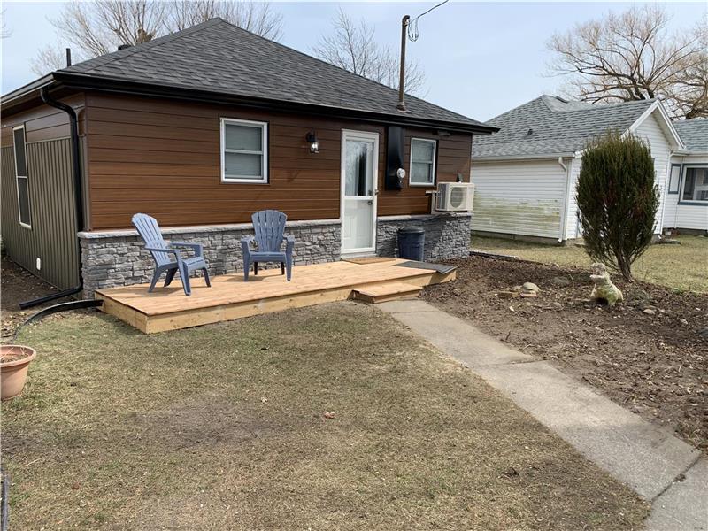East Beach Cottage - Cozy Cottage Getaway with a hot tub!