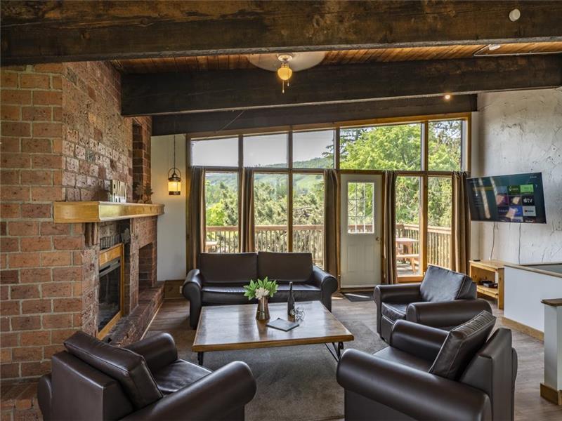 6 bdrm SKI CHALET@Blue Mountain/Hot Tub, Sauna, Petfriendly, Near The Village