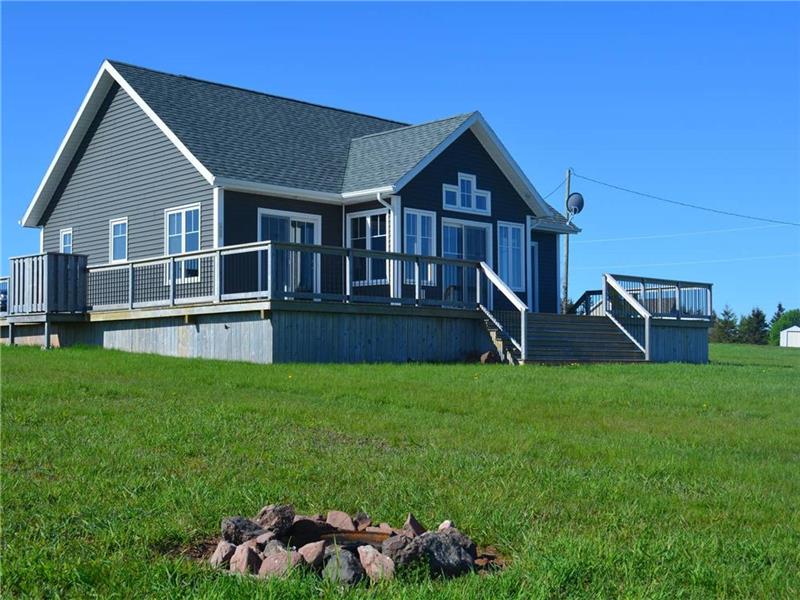 Beautiful panoramic water views and sunsets, close to Cavendish