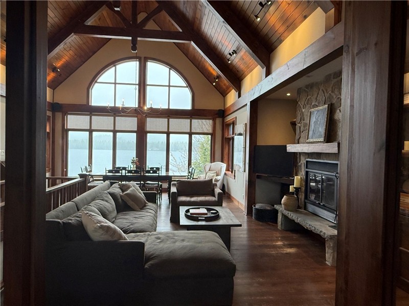 Superb chalet dans les laurentides offrant des vues fabuleuses sur lac ludger