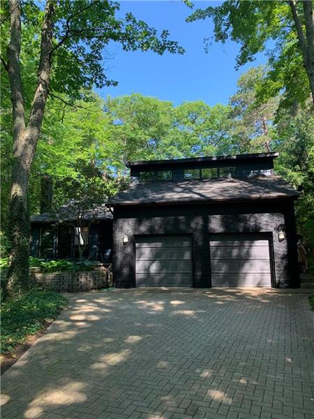 Fully renovated! Large home on a private lot in Southcott Pines, 3 min to the lake!