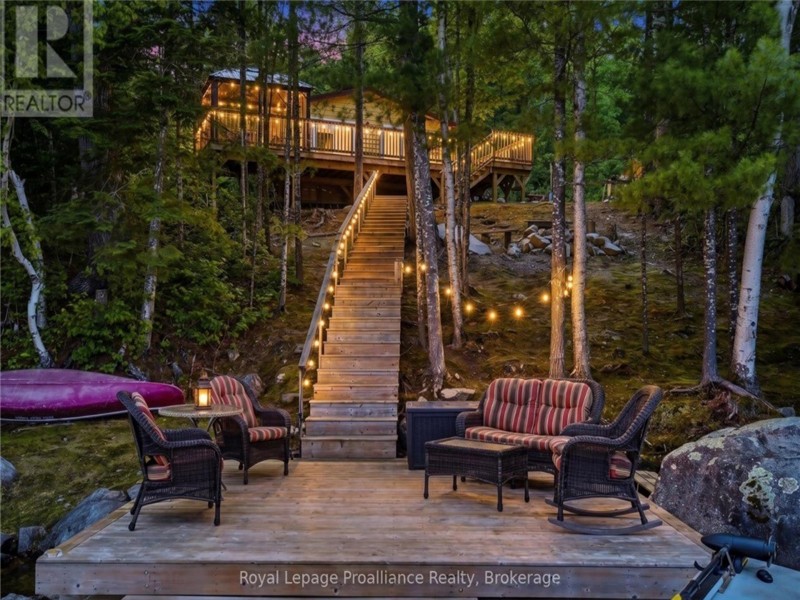 Mystic Mazinaw Cottage in Campbell Bay on Magnificent Mazinaw Lake near Cloyne!