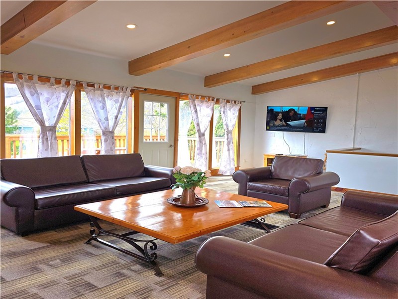 Newly Renovated 6 bdrm Getaway w/Private Beach Access, Hot Tub/Sauna/Ping Pong/Petfriendly