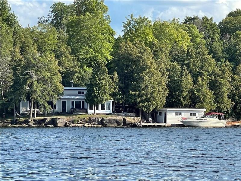 Rideau Waterfront Lakehouse and bunkie sleeps 10. Short term and fall to spring seasonal available