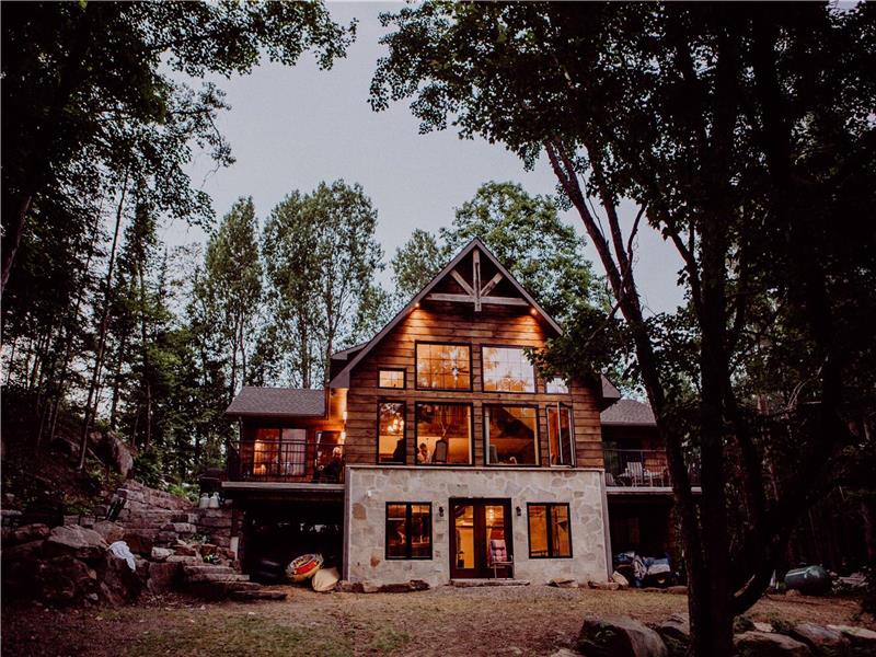 Beautiful Hollow River Family Cottage with Wood fired Sauna... Close to Algonquin Park