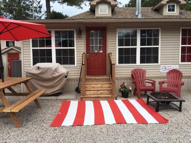 Downtown Grand Bend - Cozy 3 bdrm cottage a few steps to one of the best beaches in Canada!