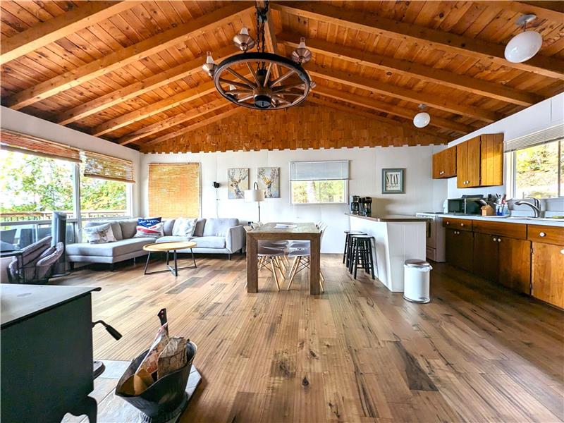 FULLY UPDATED LAKEFRONT COTTAGE! NOW BOOKING SPRING/SUMMER 2026!