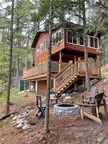 Calabogie Pearl - The Lakeside Chalet - A rustic 1 bedroom cottage with 2 bunk bed rooms