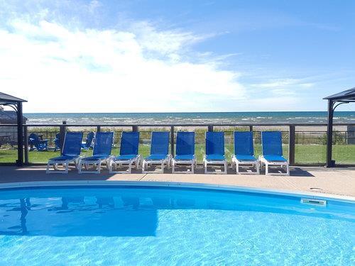 Wasaga Water Front Private Beach Resort - 3 Salt Water heated pool, BBQ, Fire Pit, AC, Gas Fireplace