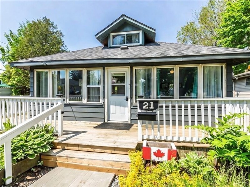 Kosecki Kottage - cute & cozy, located in the heart of Port Burwell -walking distance to everything