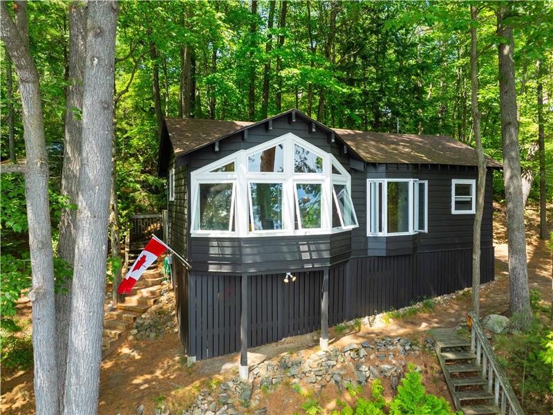 'Classic' Muskoka Waterfront Cottage! 5 Minutes from town of Bala