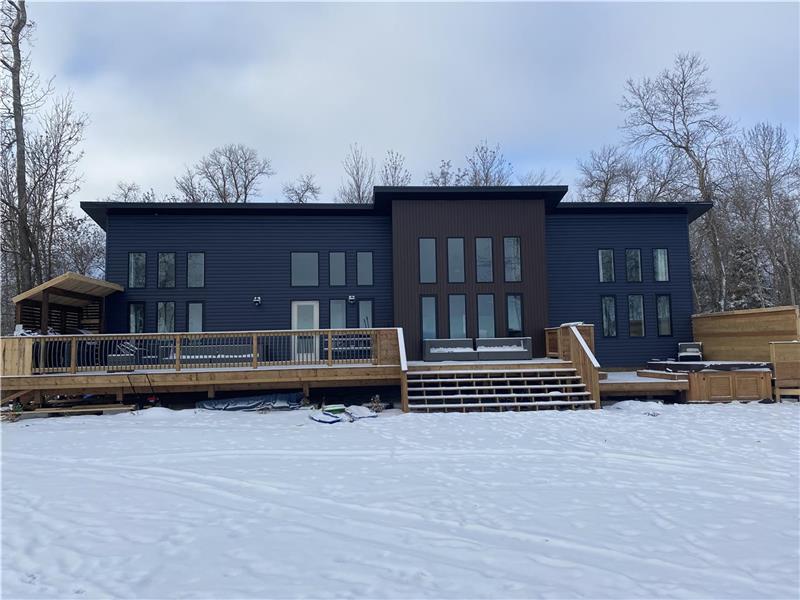 2000 SQ FOOT 5 BEDROOM GIMLI LAKE HOUSE W HOT TUB waterfront