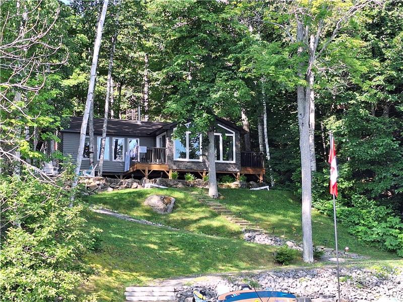 Book today. Island View, Lake Front, Great swimming, Fishing off the dock, family cottage