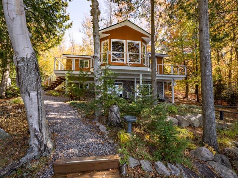 ESCAPE TO THE TRANQUILITY OF LAKE CECEBE, BEAUTIFUL 4 BEDROOM ALL SEASON LAKEHOUSE, STUNNING SUNSETS